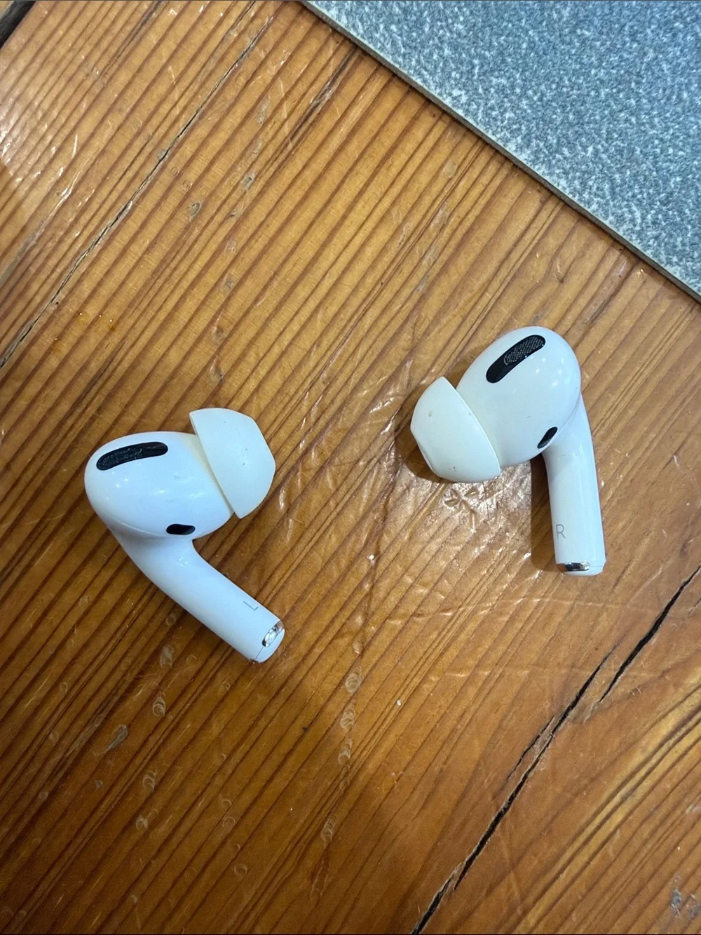 Apple AirPods *broken* White Wireless Earbuds Charging Case - USB-C Port